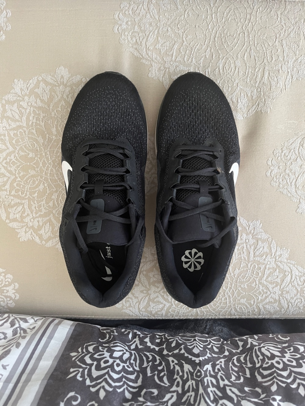 🎱🎱🎱Nike Men’s Black with White Swoosh Athletic Running Shoes Size 10